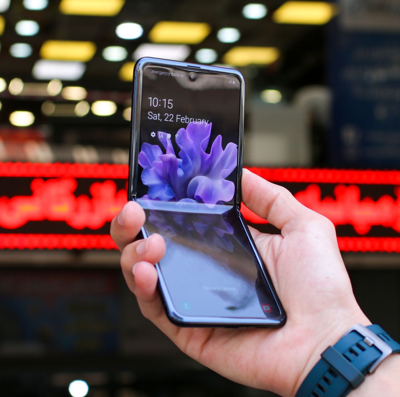 Galaxy Z Fold 8 price: Best deal compared to iPhone Duo